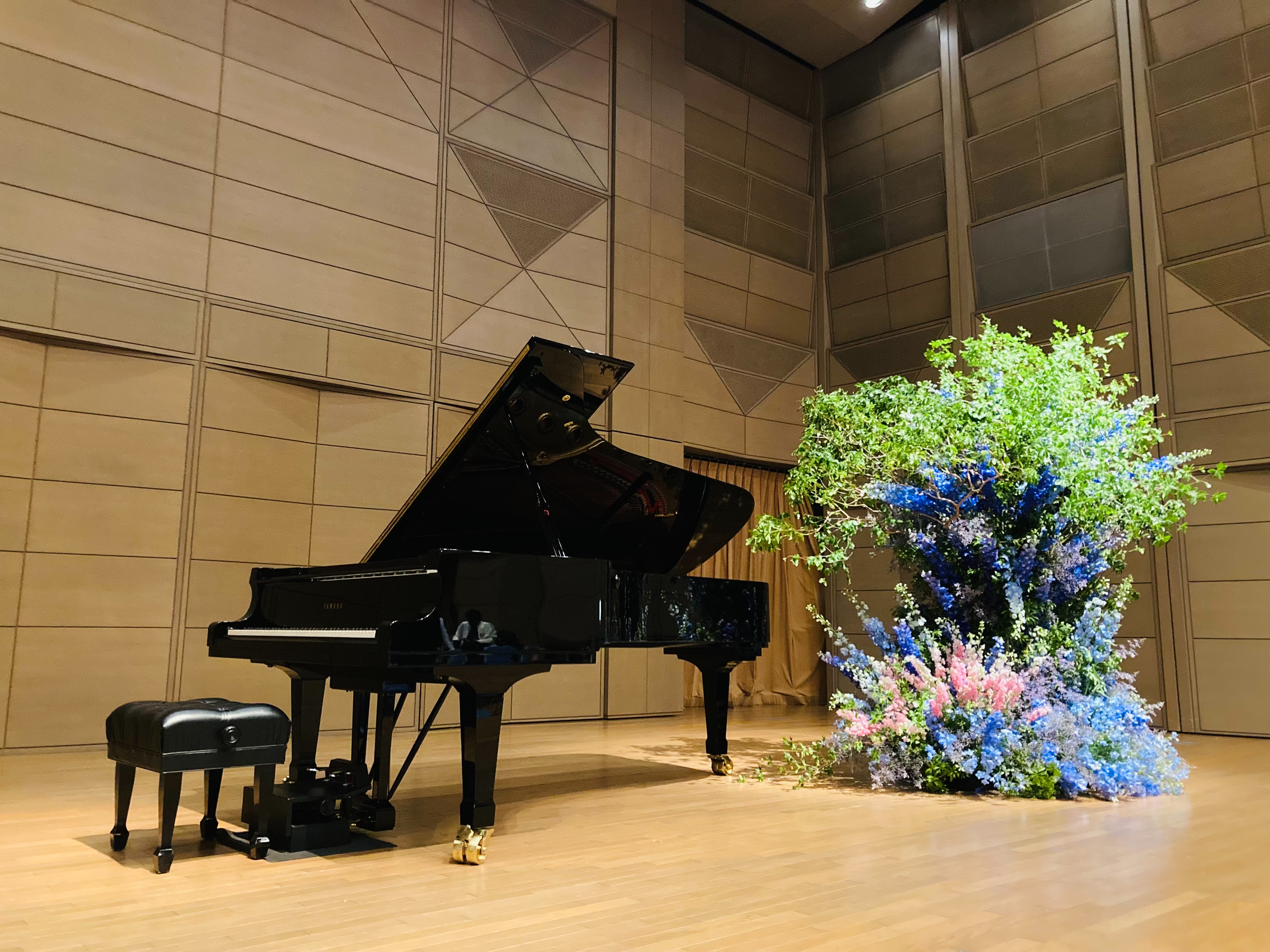 花に彩られたコンサート会場のグランドピアノ