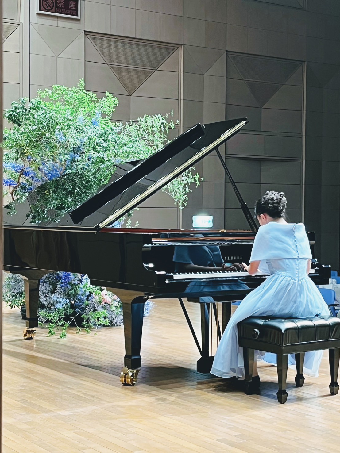 グランドピアノを演奏する演奏家